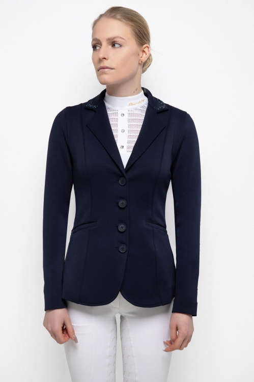 Granatowa marynarka z klapami i białą koszulą pod spodem