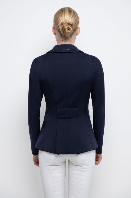 Granatowa marynarka z taliowaniem, widok od tyłu