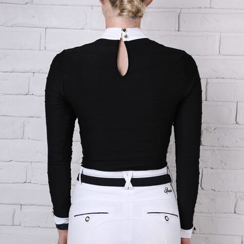 czarna koszula z białym kołnierzykiem i Białe bryczesy na kobiecie z blond włosami która ma koka