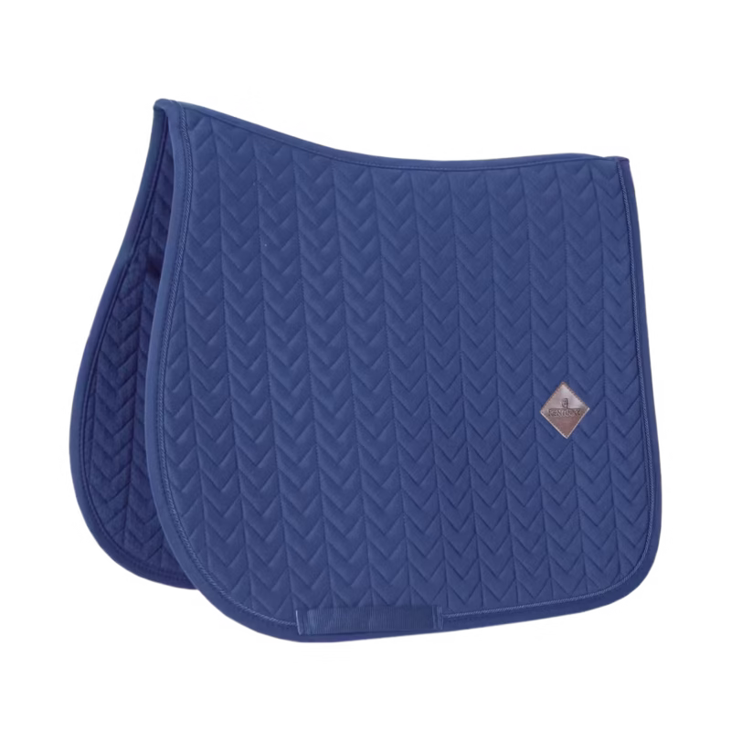 Granatowy czaprak z logo i prostym fasonem, zdjęcie produktowe