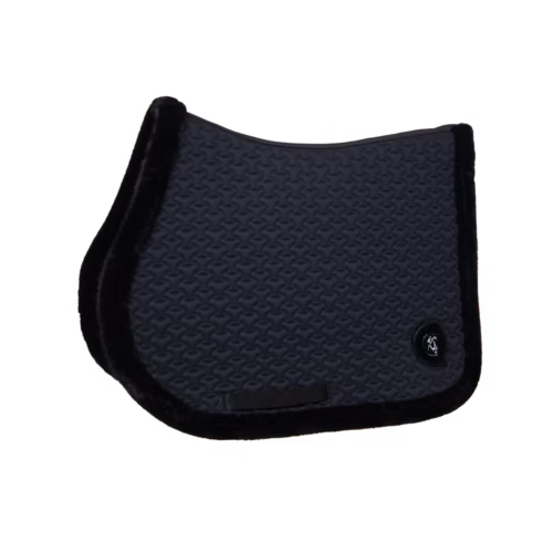 Czarny czaprak ujeżdżeniowy z prostym, sportowym fasonem