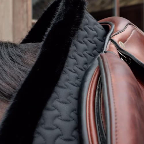 Różowy czaprak z czarną lamówką i futerkiem pod siodłem