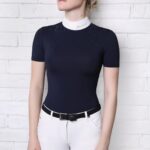 Granatowa koszulka z białą stójką i błyszczącymi detalami