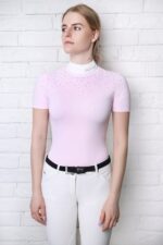 Różowa koszulka z kryształkami i białym kołnierzykiem, widok z przodu