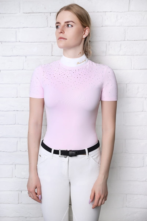 Różowa koszulka z kryształkami i białym kołnierzykiem, widok z przodu