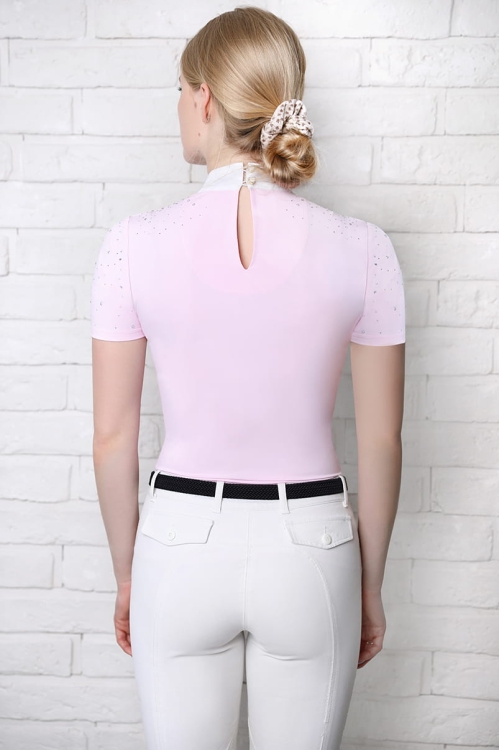 Różowa koszulka z krótkim rękawem i wycięciem na plecach