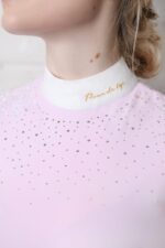 Zbliżenie na różowy materiał z kryształkami i białą stójką