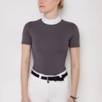 Fioletowa koszulka z białym kołnierzykiem i subtelnym zdobieniem