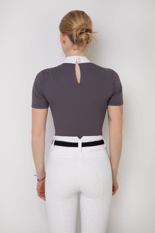 Fioletowa koszulka z krótkim rękawem i wycięciem z tyłu