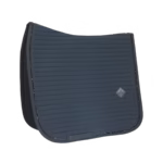 Czarny czaprak z subtelnym pikowaniem, zdjęcie produktowe