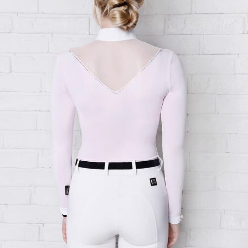 Na obrazku widać różową koszule konkursowom z trujkątem z różowego tiulu która ma biały kołnierzyk