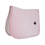 Różowy czaprak z szarą lamówką, złożony w pół, zdjęcie produktowe