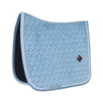 Czaprak w kolorze lodowego błękitu z brązowym siodłem