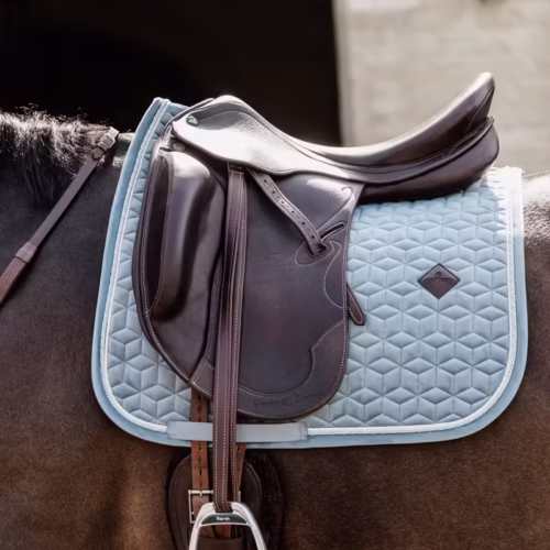 Błękitny czaprak z białą lamówką i pikowaniem w geometryczne figury