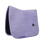 Zielony czaprak z geometrycznym pikowaniem i czarnym siodłem