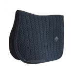 Czarny czaprak z lamówką i tłoczeniem, siodło w tle